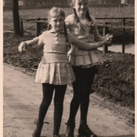 Die 60er - Herbert-Thode-Bilder-Mädchen beim Rollschuh laufen (am Feuerwehrlöschteich (Hintergrund Klaus Eggers)